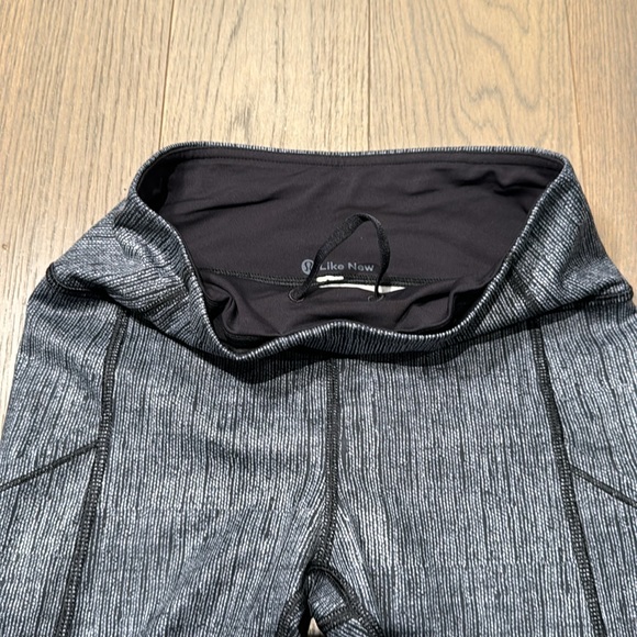 Lululemon Woman's Size 2 Black & White Speed Tight III Leggings - Picture 7 of 9